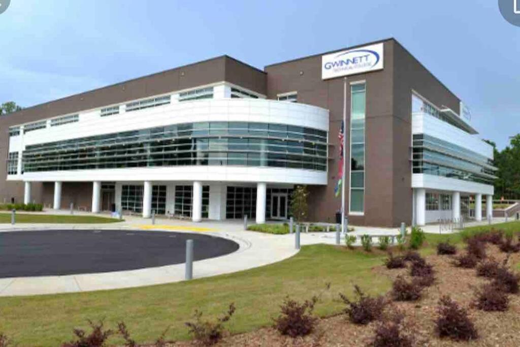 Вилла New Modern House?A Mins To Hwy I-85, 316 Лоренсвилл Экстерьер фото